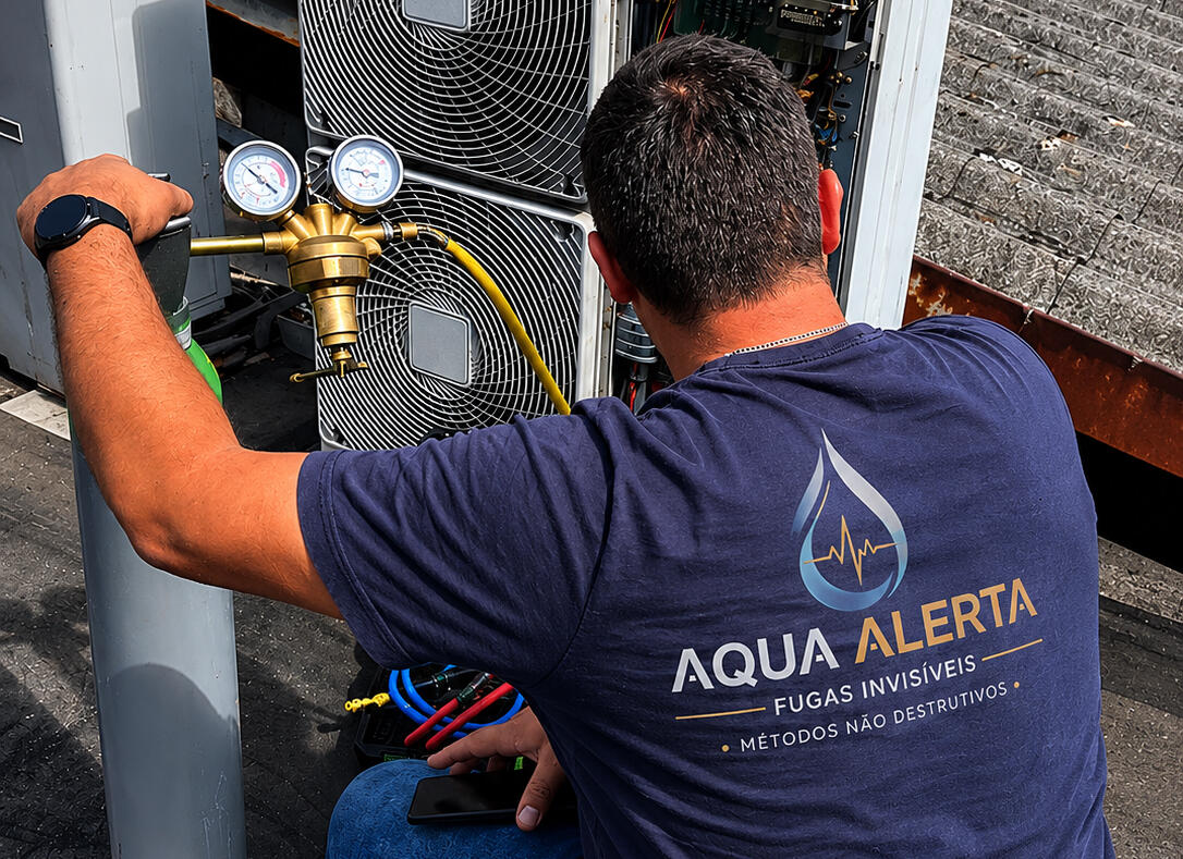Técnico da AquaAlerta a realizar ensaio com gás traçador para localizar fuga em circuito de ar condicionado.
